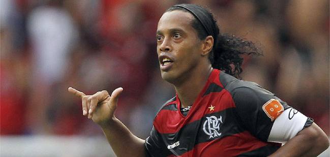 Romario celebra un gol con la camiseta del Flamengo.