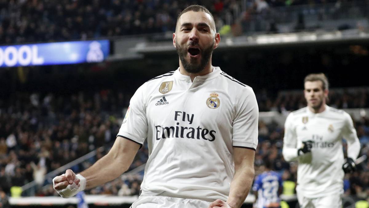 Karim Benzema celebra su gol al Alavés.