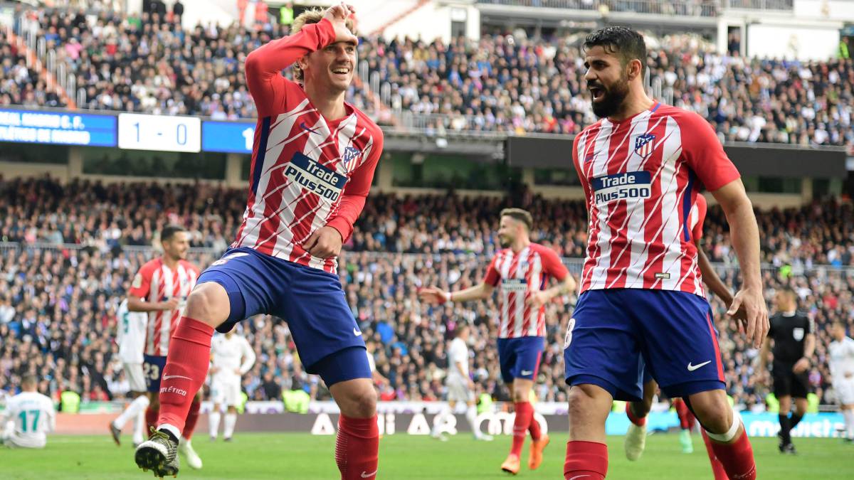 Griezmann y Diego Costa celebran un gol en el Real Madrid-Atlético del año pasado.