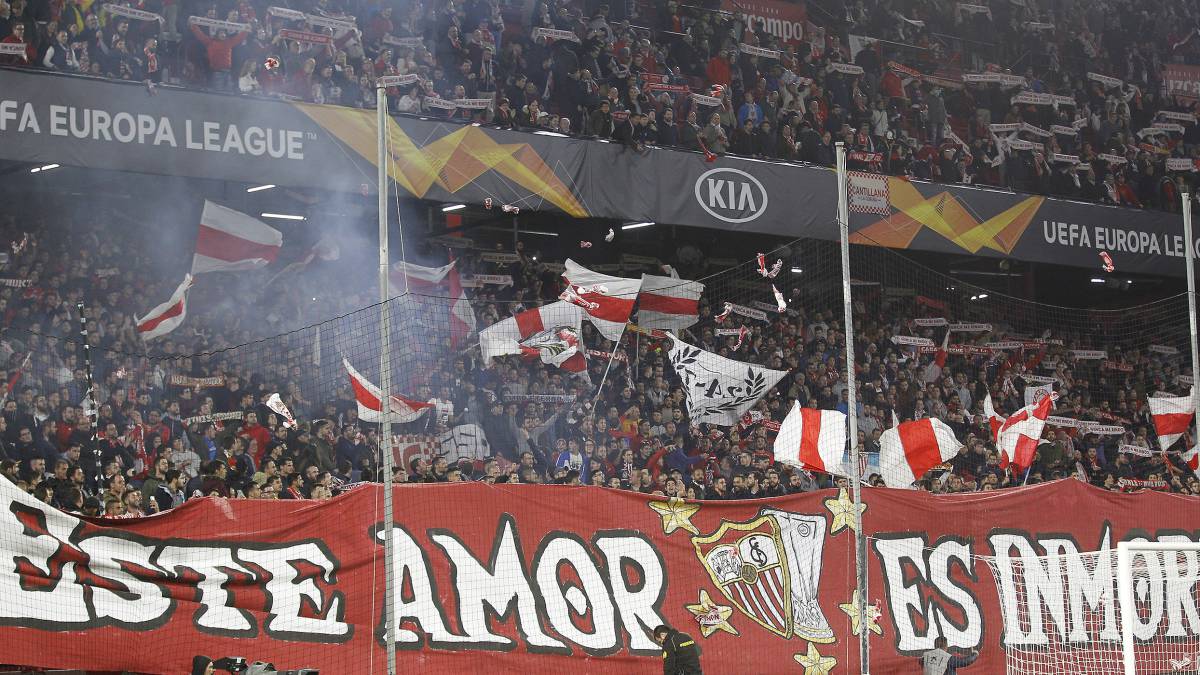 Los aficionados del Sevilla, durante un partido de Europa League.