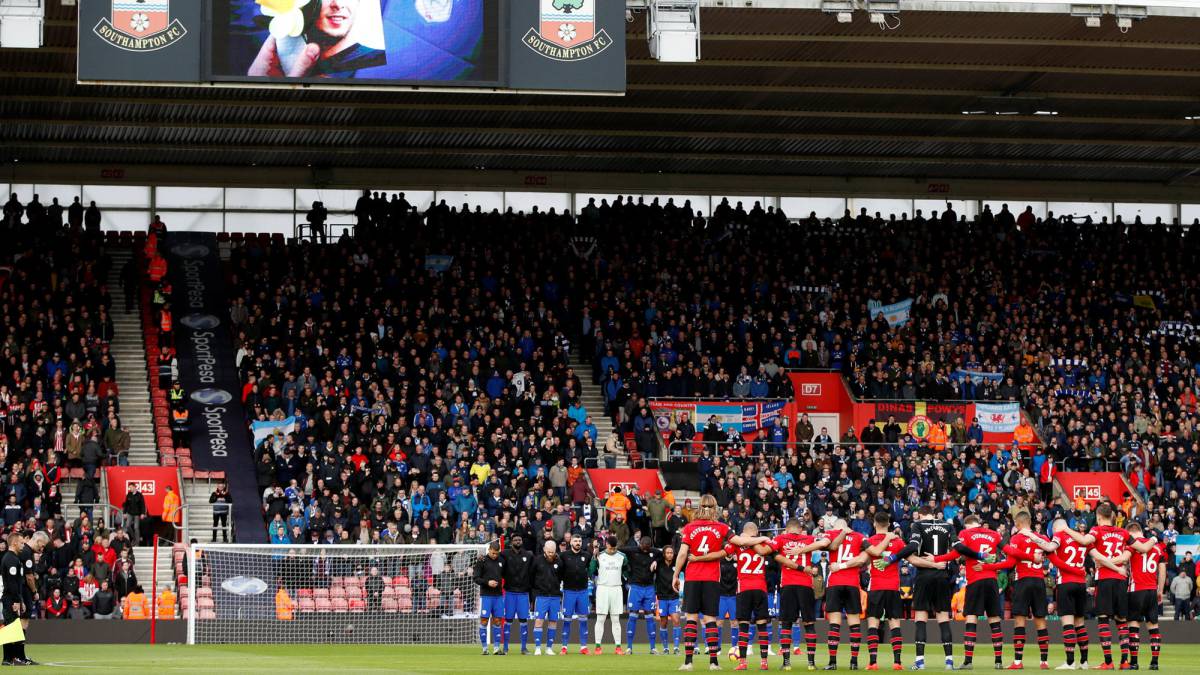 El equipo del Southampton y la afición rinden un homenaje a Emiliano Sala, fallecido en un accidente de avión.