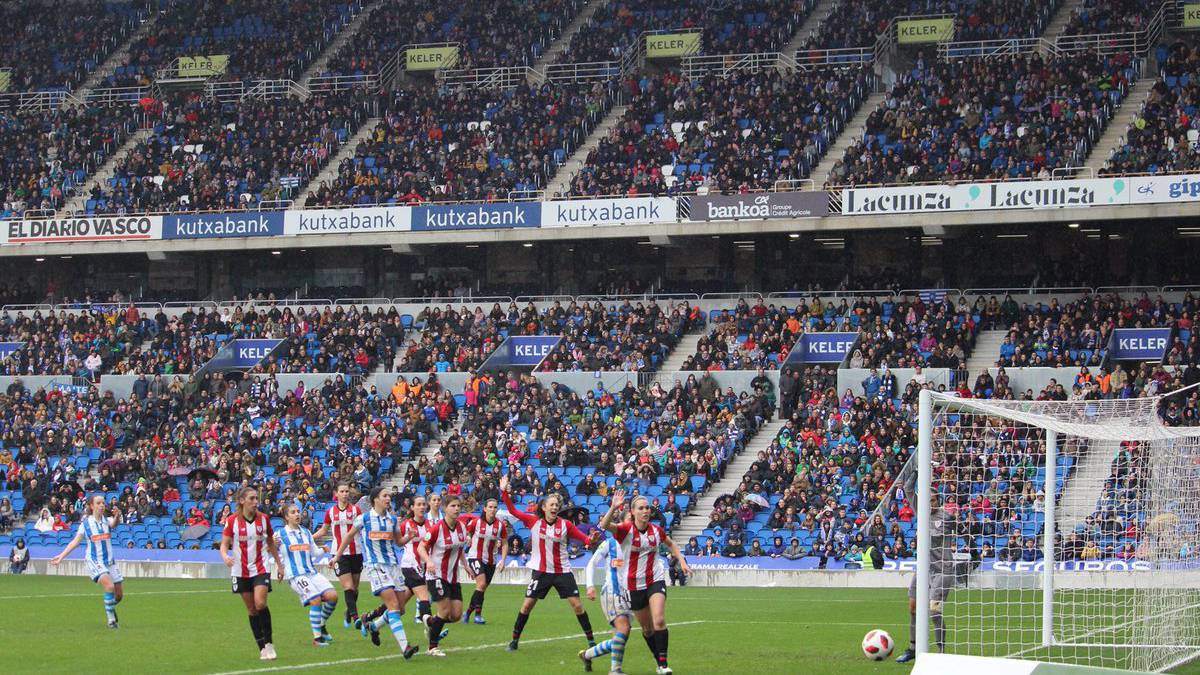Real y Athletic empatan el derbi vasco en Anoeta ante 21.000 personas