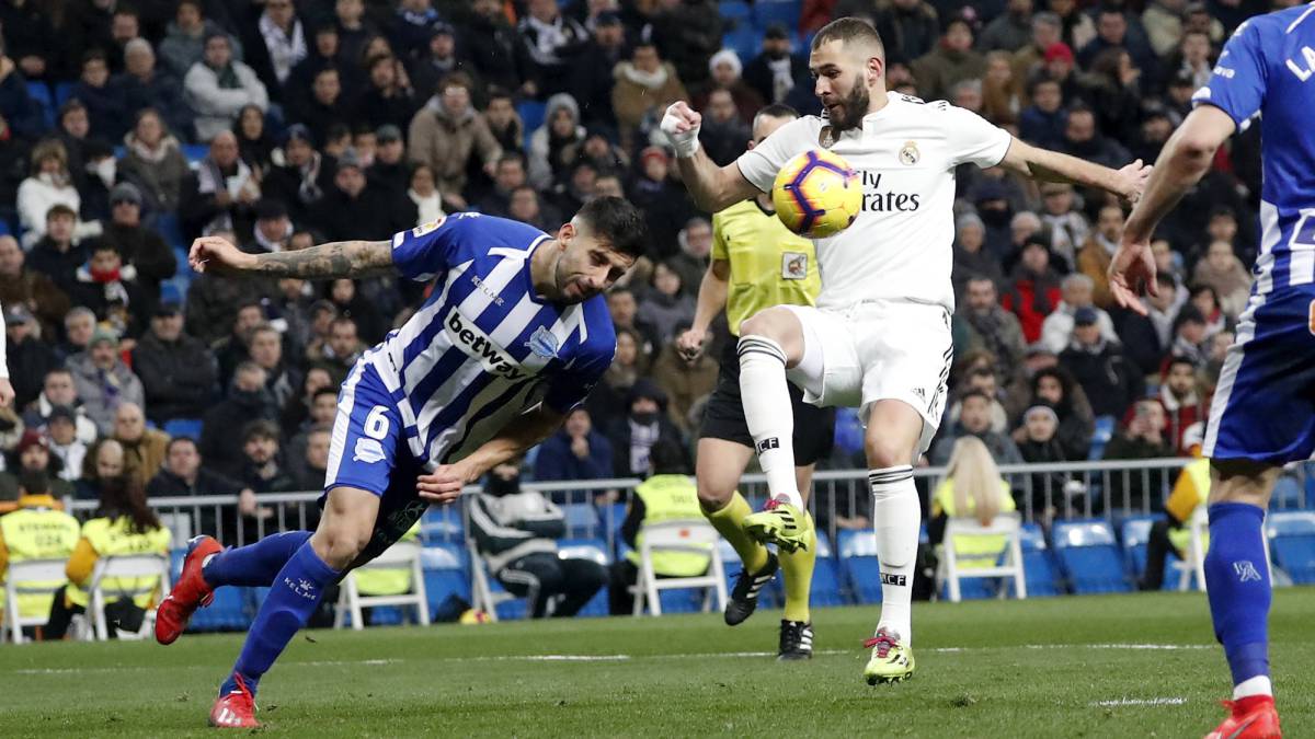 Maripán, contra Benzema en el reciente Real Madrid-Alavés.