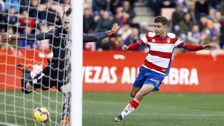 Dani Giménez despeja el balón sobre la línea de gol en el Granada - Deportivo