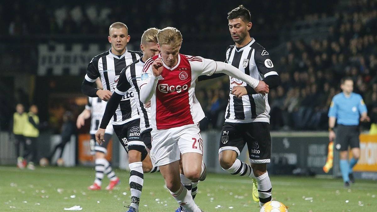 El 'azulgrana' De Jong, seria duda en el Ajax contra el Madrid