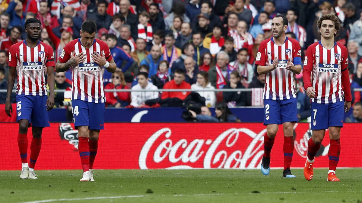 Los jugadores del Atlético lamentan un gol del Real Madrid