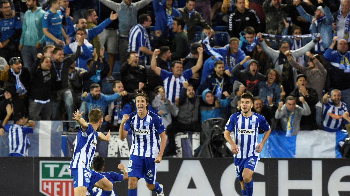 La afición del Alavés, con sus jugadores.
