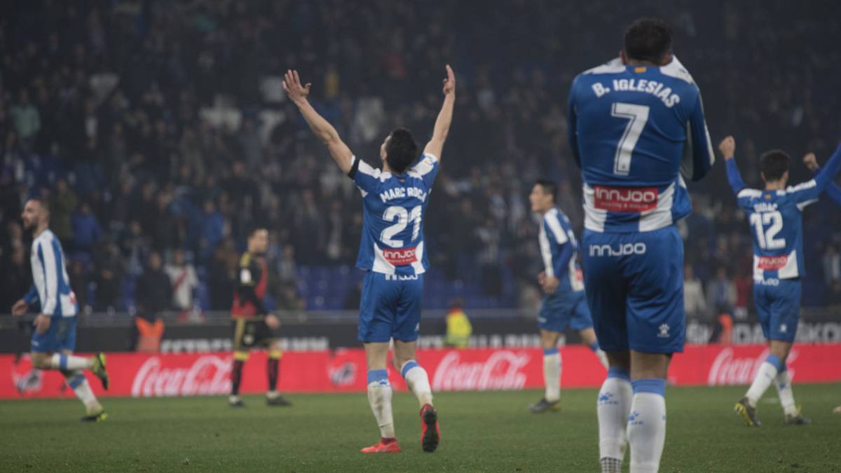 La grada del Espanyol se reúne en el momento de la verdad