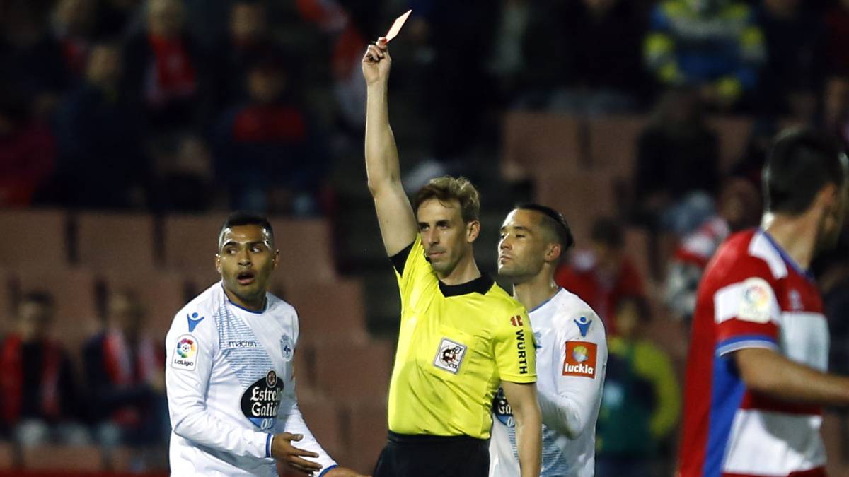 Pizarro Gómez muestra la roja a Nahuel.
