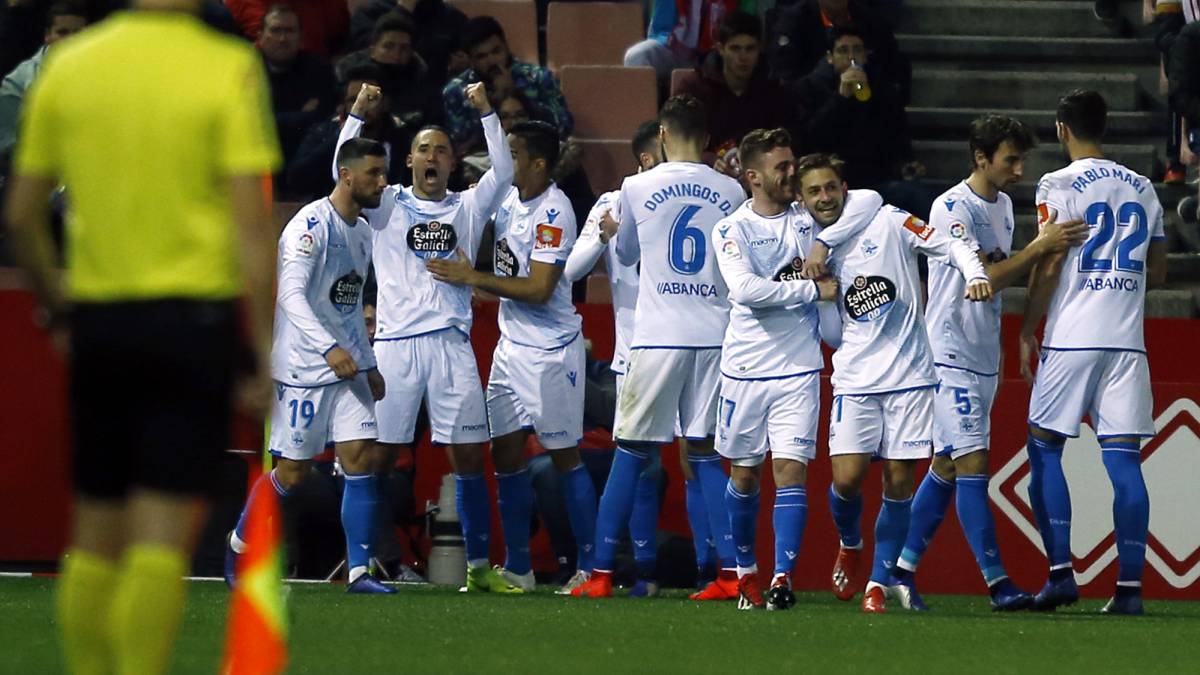 Los jugadores del Deportivo celebran como una piña el gol de Quique en Granada (0-1).