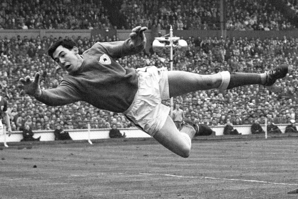 Nació en Sheffield el 30 de diciembre de 1937 en el seno de una familia humilde. En 1955, con 17 años, comenzó su carrera como futbolista en el  Chesterfield.