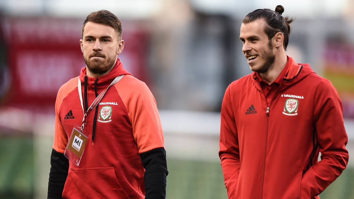Aaron Ramsey y Gareth Bale, en una imagen de archivo de marzo de 2017 con la selección de Gales.