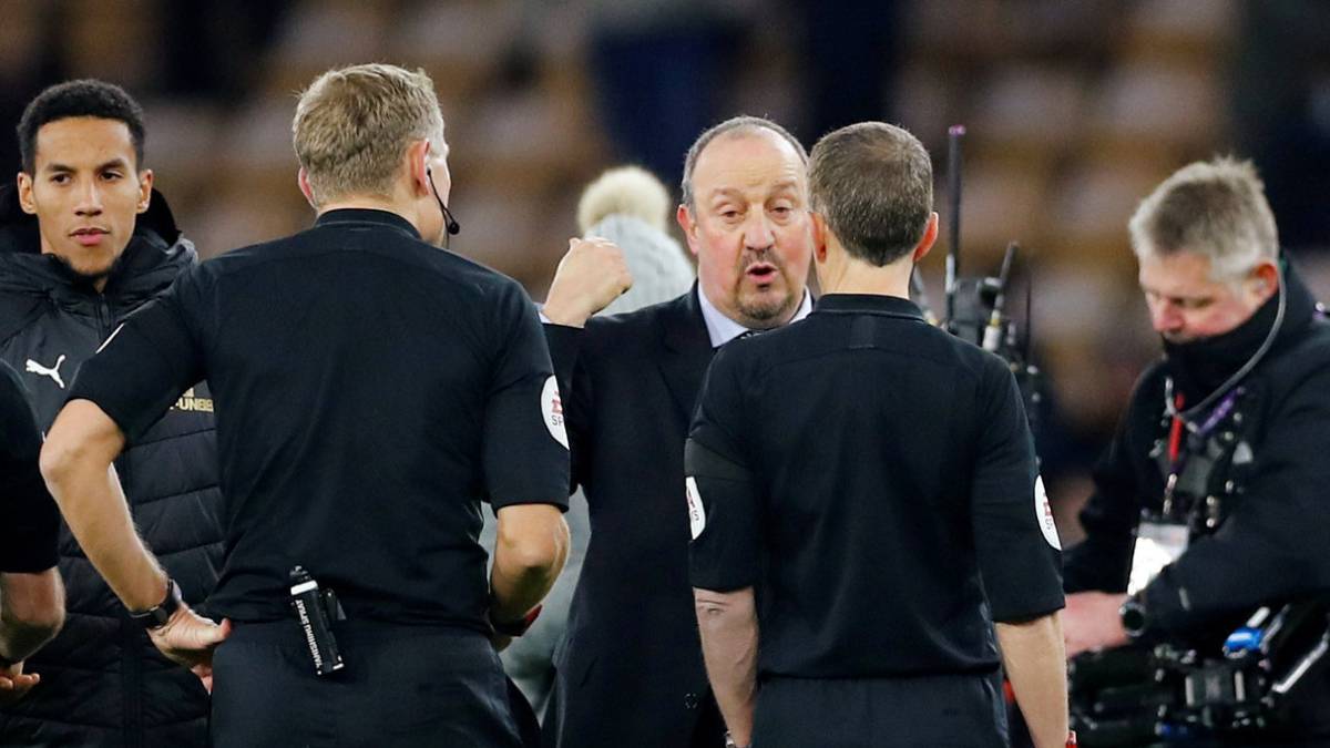 Rafa Benítez se dirige al colegiado a mostrar sus quejas tras el empate a última hora ante Wolverhampton