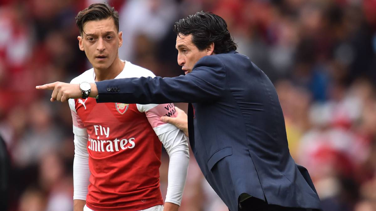 Emery da órdenes a Özil en un partido de Premier en agosto