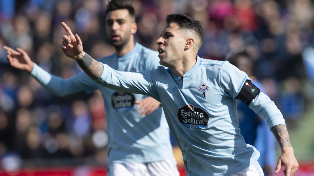 Hugo Mallo protesta después de que el árbitro anulara un gol suyo contra el Getafe.