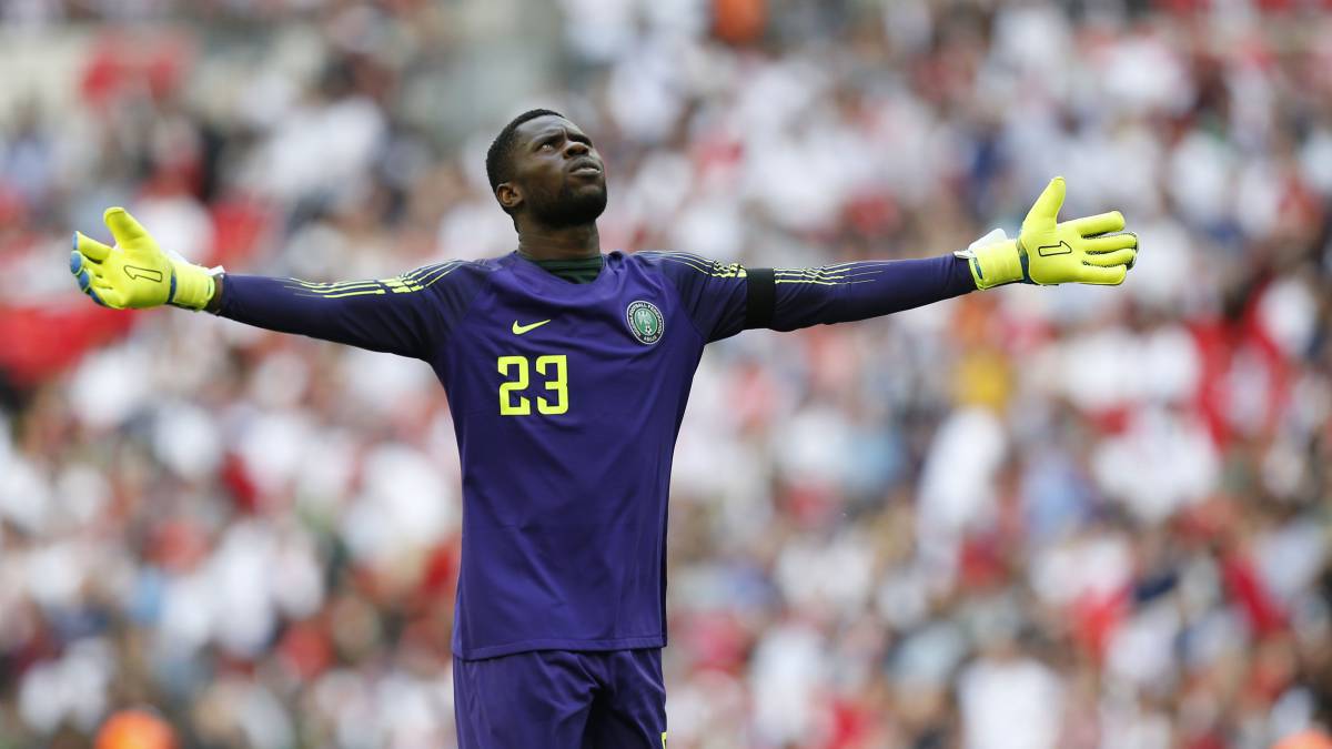 Francis Uzoho en un partido con la selección de Nigeria