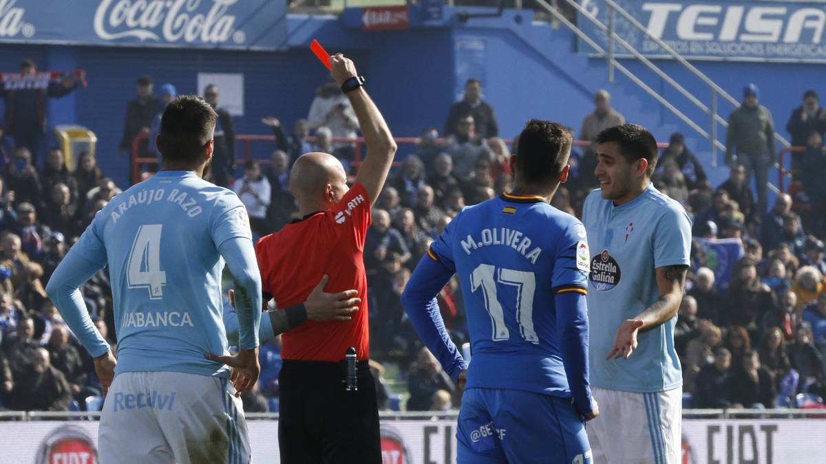 El árbitro asturiano González Fuertes expulsa a Maxi Gómez en el campo del Getafe.