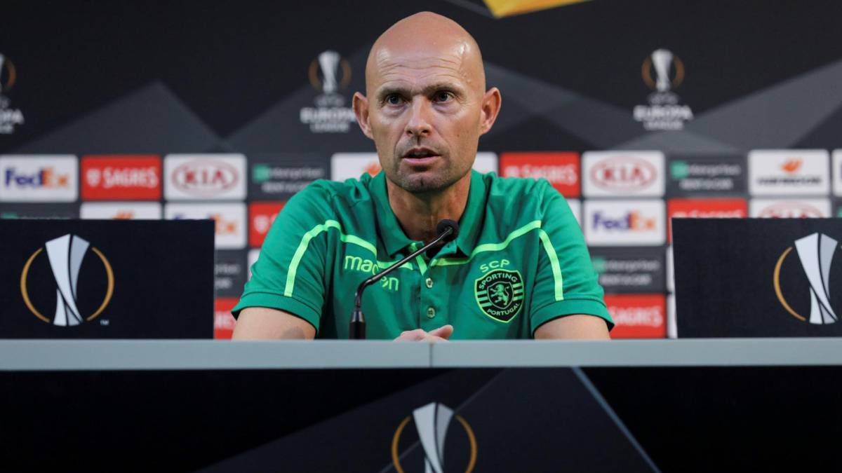 Keizer: "Será difícil, el Villarreal defiende y mueve bien el balón"