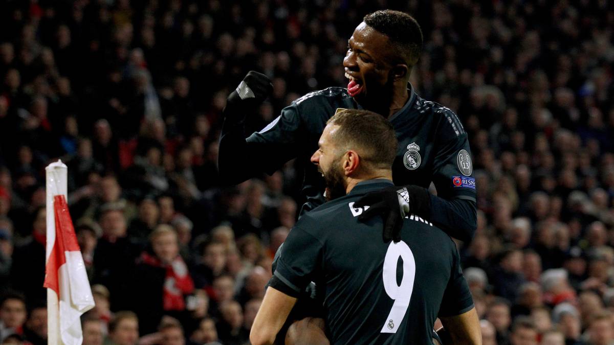 Vinicius, con Benzema en el Ajax-Real Madrid.