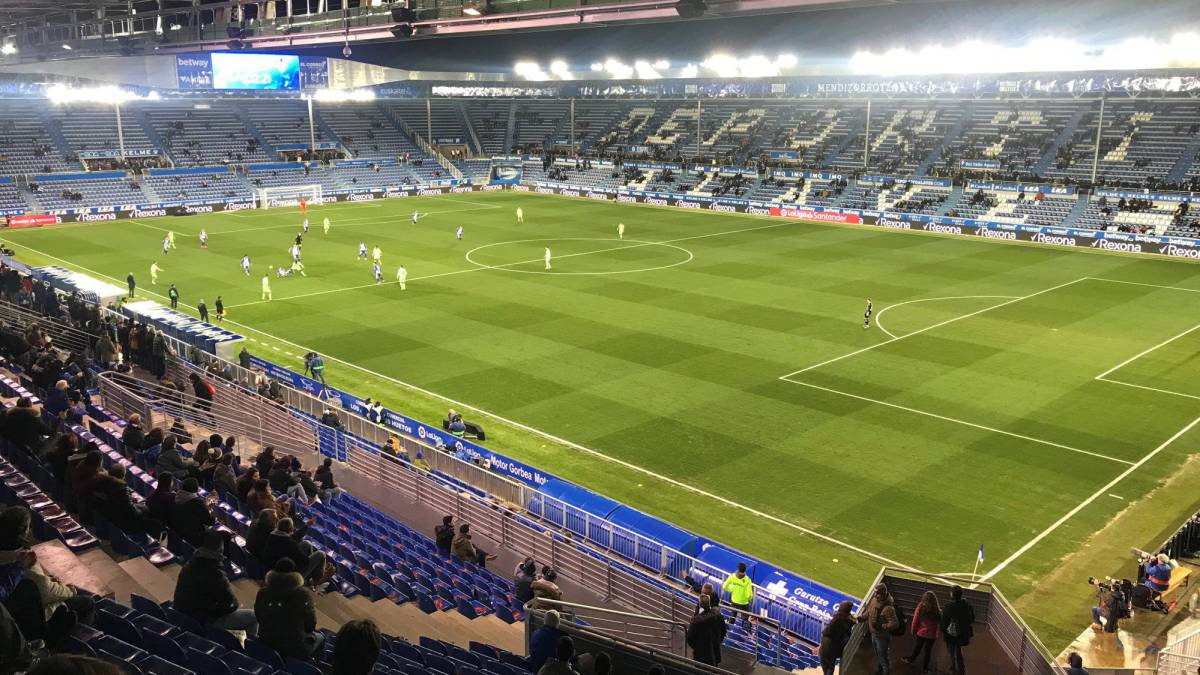 Mendizorroza, semivacío, en los primeros minutos del Alavés-Levante, cuando se llevó a cabo una protesta por los partidos de los lunes en LaLiga Santander.