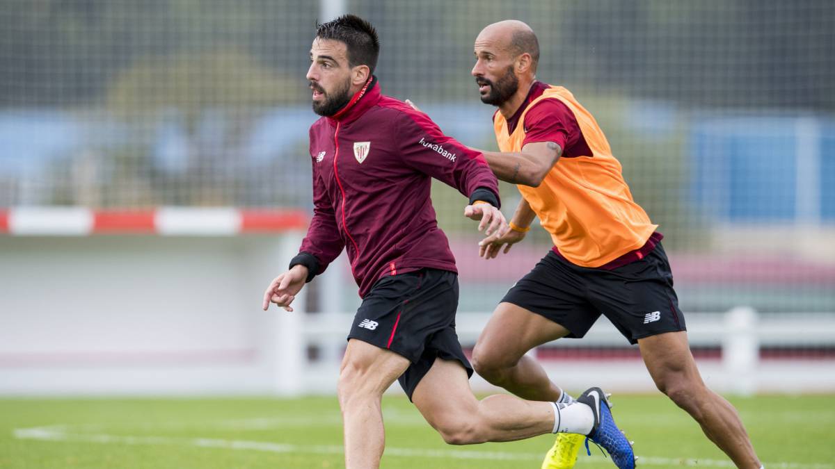 El centrocampista del Athletic de Bilbao, Beñat Etxebarría, durante un entrenamiento.