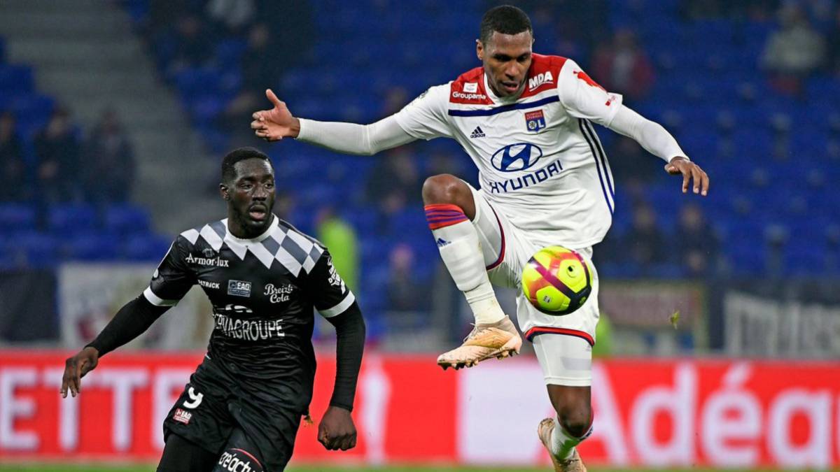 Victoria ajustada pero sin apuros del Lyon pensando en el Barça