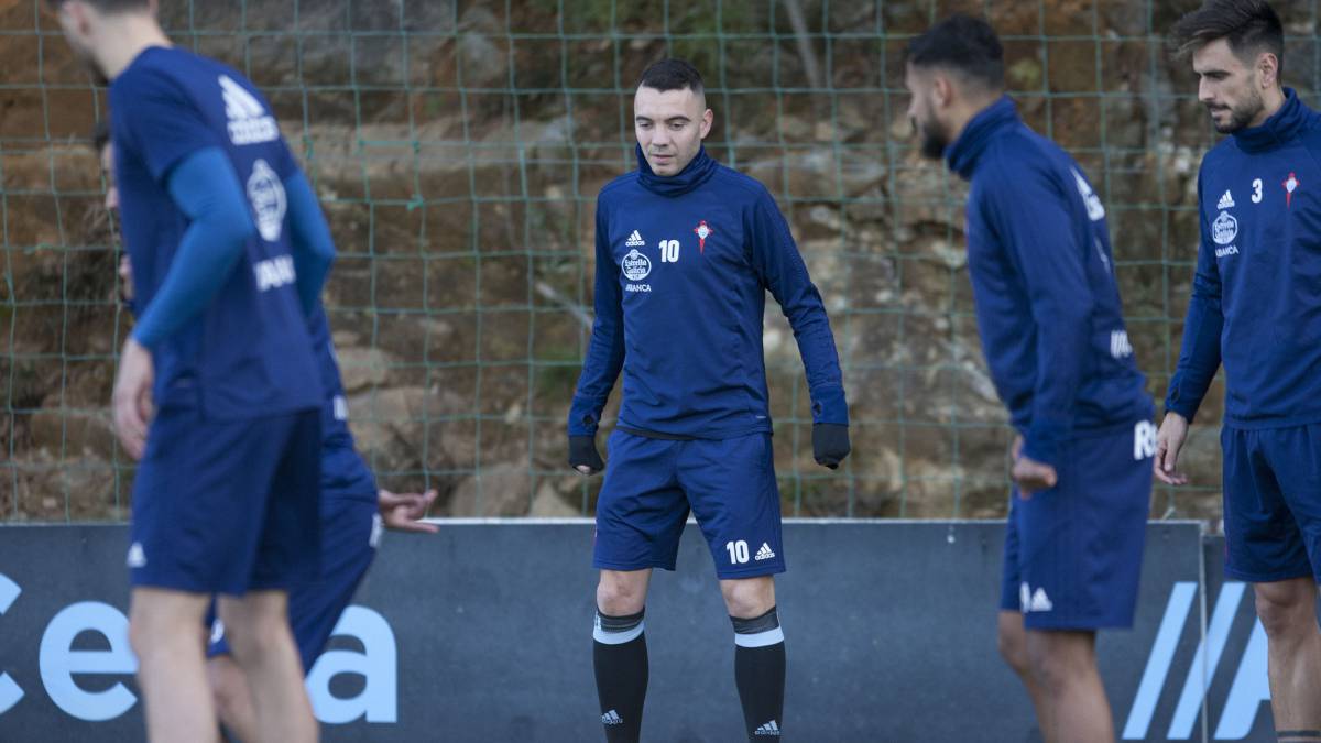 Iago Aspas se ejercita junto a David Costas y Sofiane Boufal en las instalaciones de A Madroa.
