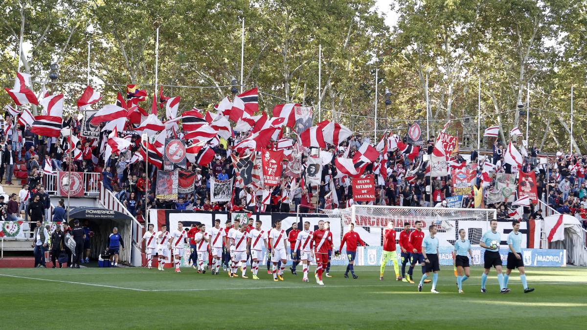 La afición del Rayo recibe a su equipo en Vallecas.