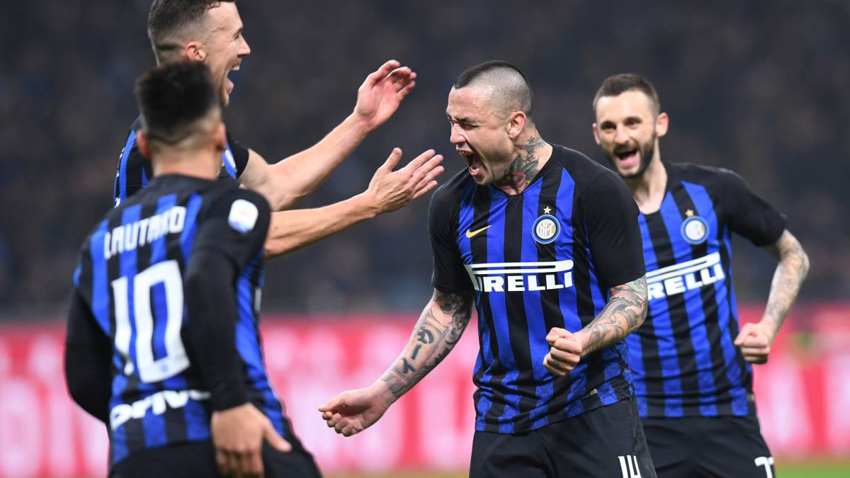 Nainggolan y sus compañeros celebran el 2-1 en el Inter-Sampdoria.