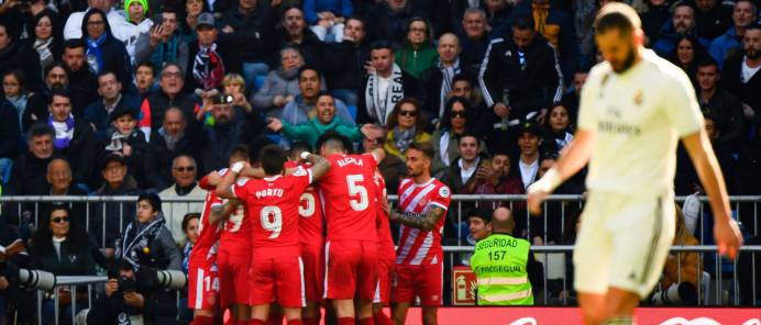 Los jugadores del Girona celebran uno de sus goles al Madrid.