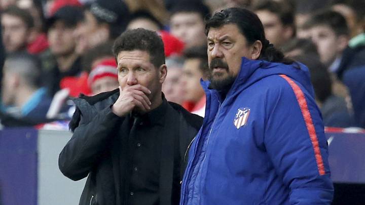 Simeone junto al 'Mono' Burgos durante el derbi ante el Real Madrid.
