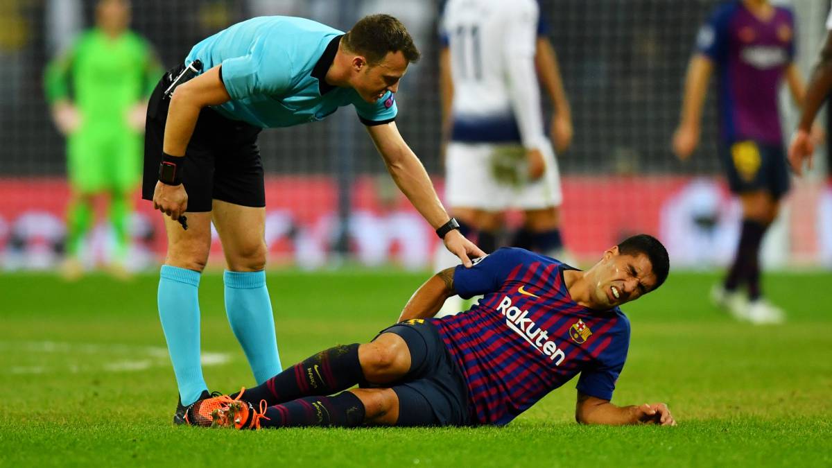 Zwayer, con Suárez en el Tottenham-Barcelona.