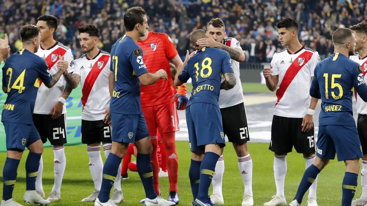 Saludo entre jugadores de Boca Juniors y River Plate en la final de la Copa Libertadores disputada en el Bernábeu.