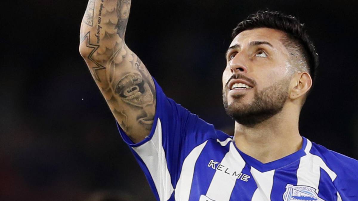 Guillermo Maripán, defensa chileno del Alavés, celebra su gol contra el Betis.