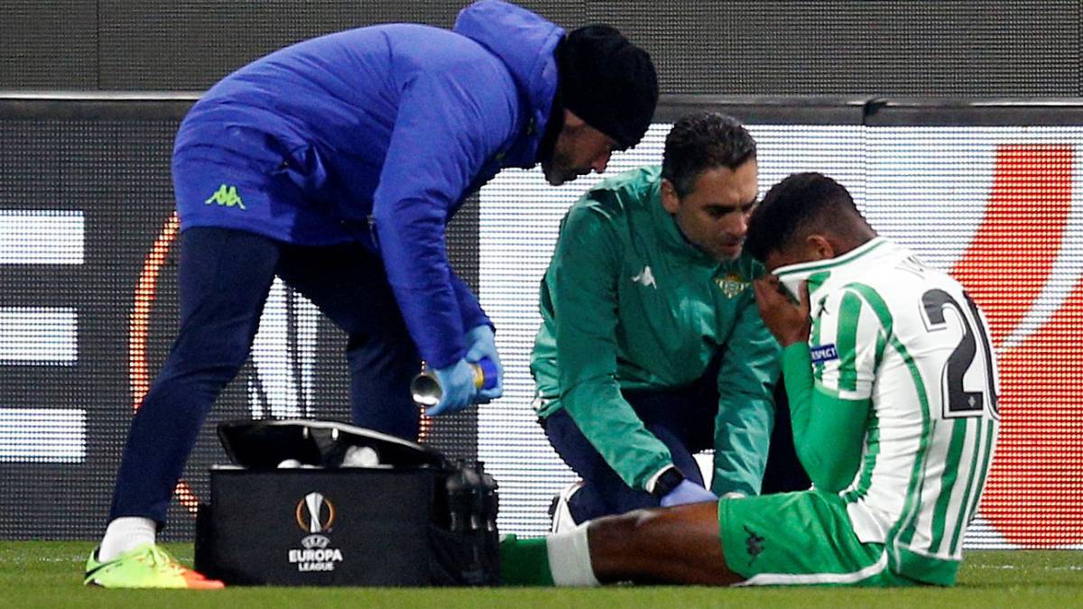 El lateral del Betis Júnior Firpo recayó de su anterior lesión, una rotura en el recto anterior de su muslo derecho. Le esperan varias semanas de baja.