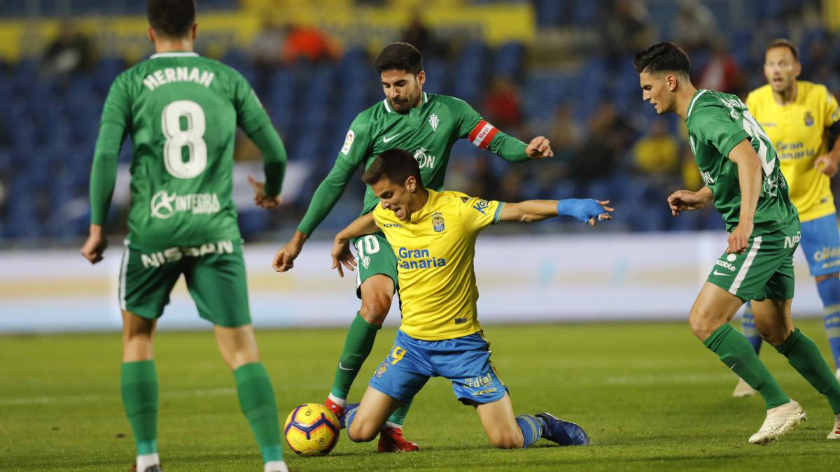 El Sporting reduce sus opciones de ascender a Primera