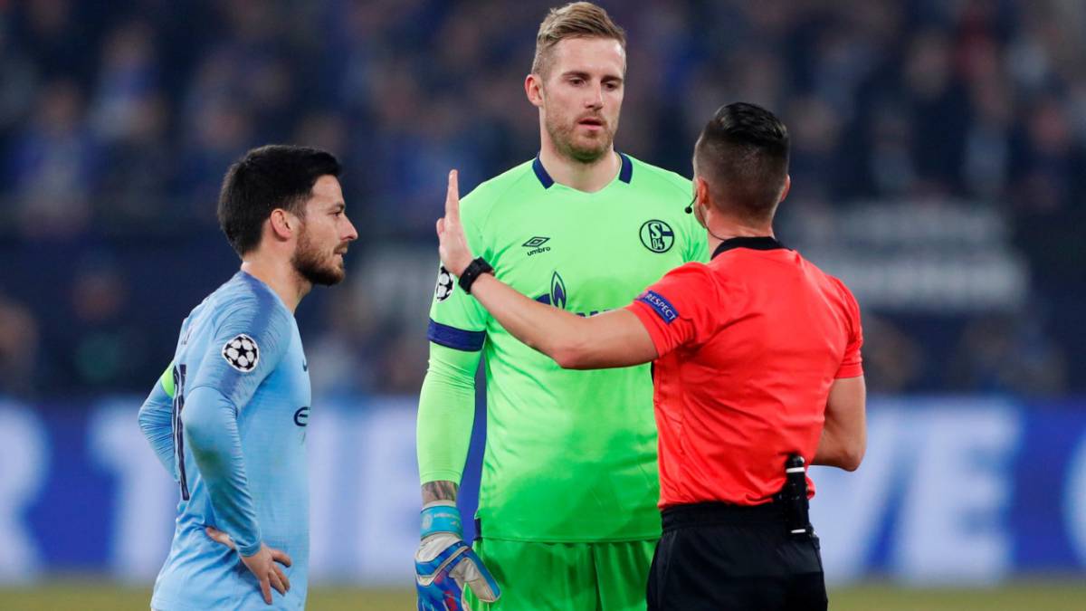 Caída del VAR en el Schalke-City: Del Cerro pitó un penalti 'a ciegas' por un fallo del monitor
