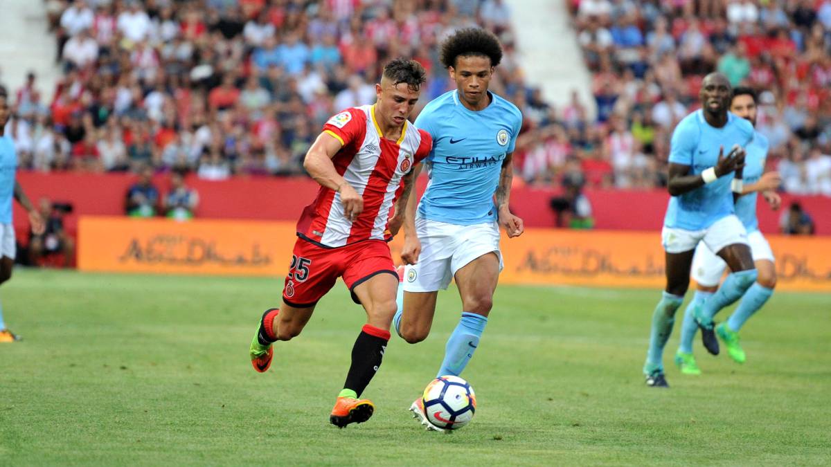 Pablo Maffeo conduce el balón en el amistoso Girona-Manchester City disputado en agosto de 2017 en el marco del Trofeo Costa Brava.