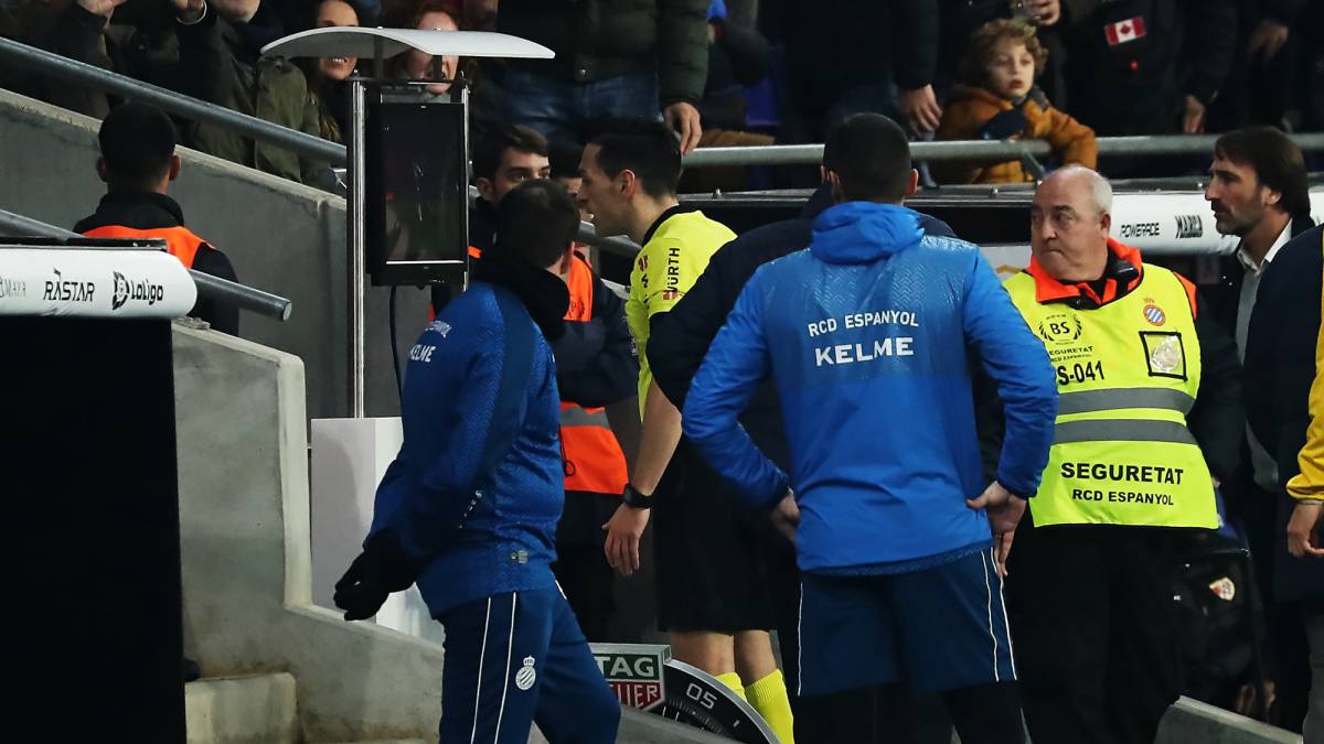 Prieto Iglesias revisando el VAR en el Espanyol-Rayo