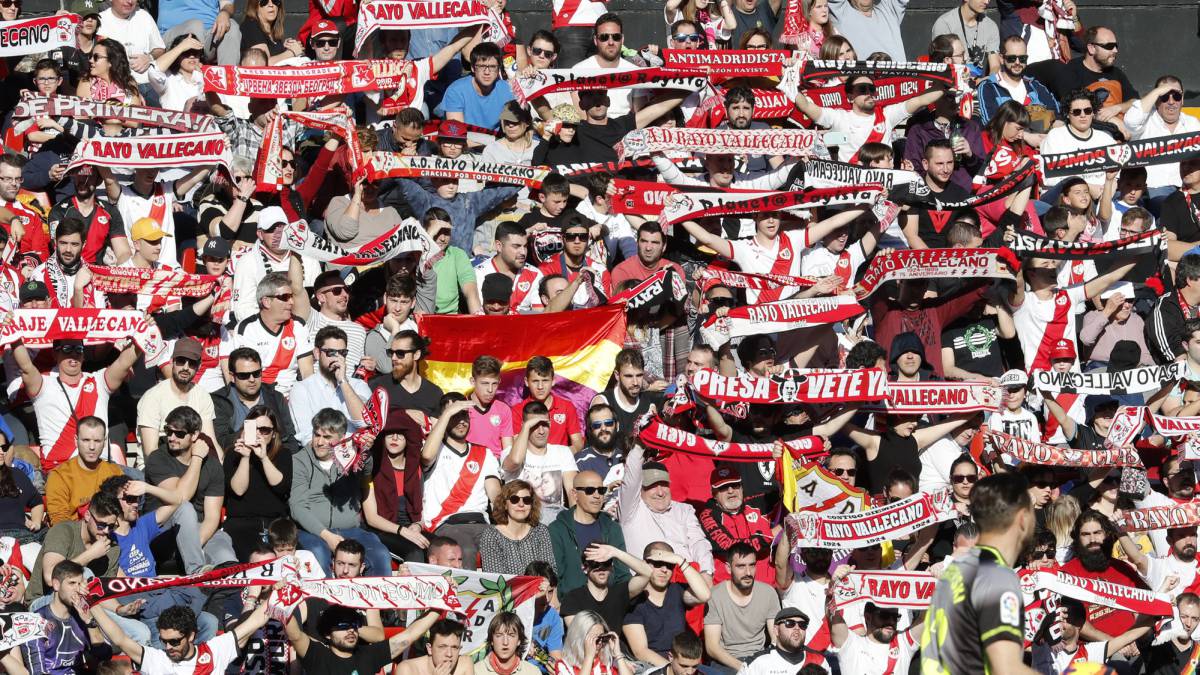 La afición del Rayo Vallecano en la grada.