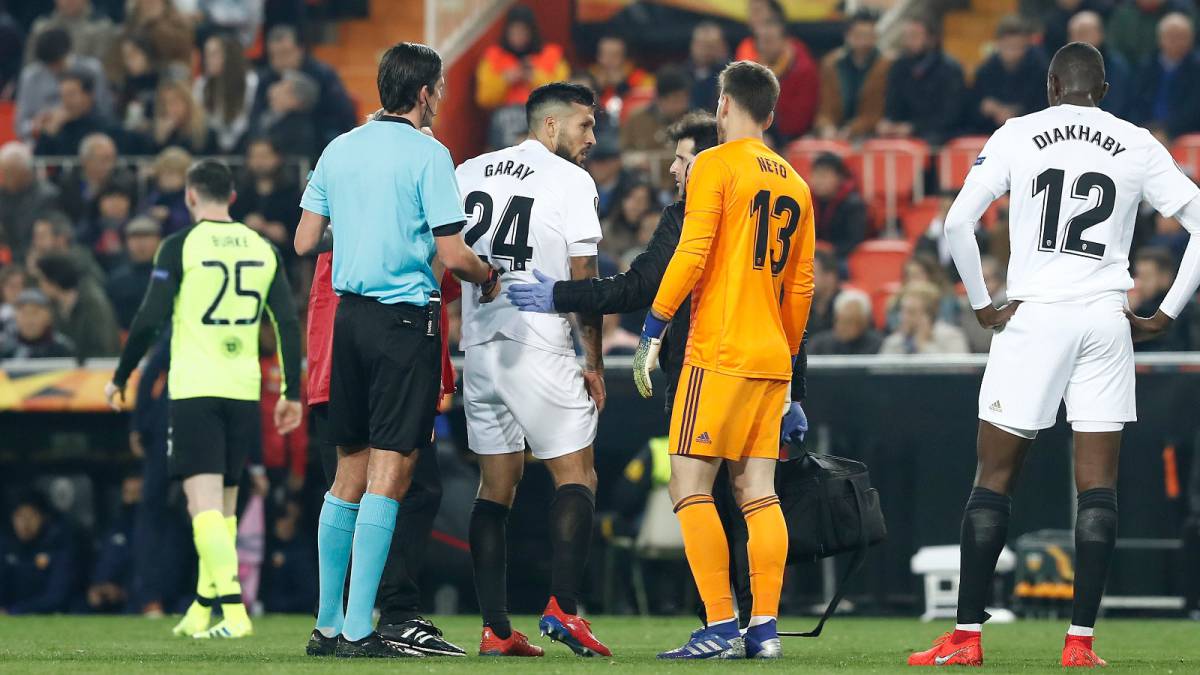 Garay, retirándose a los vestuarios.