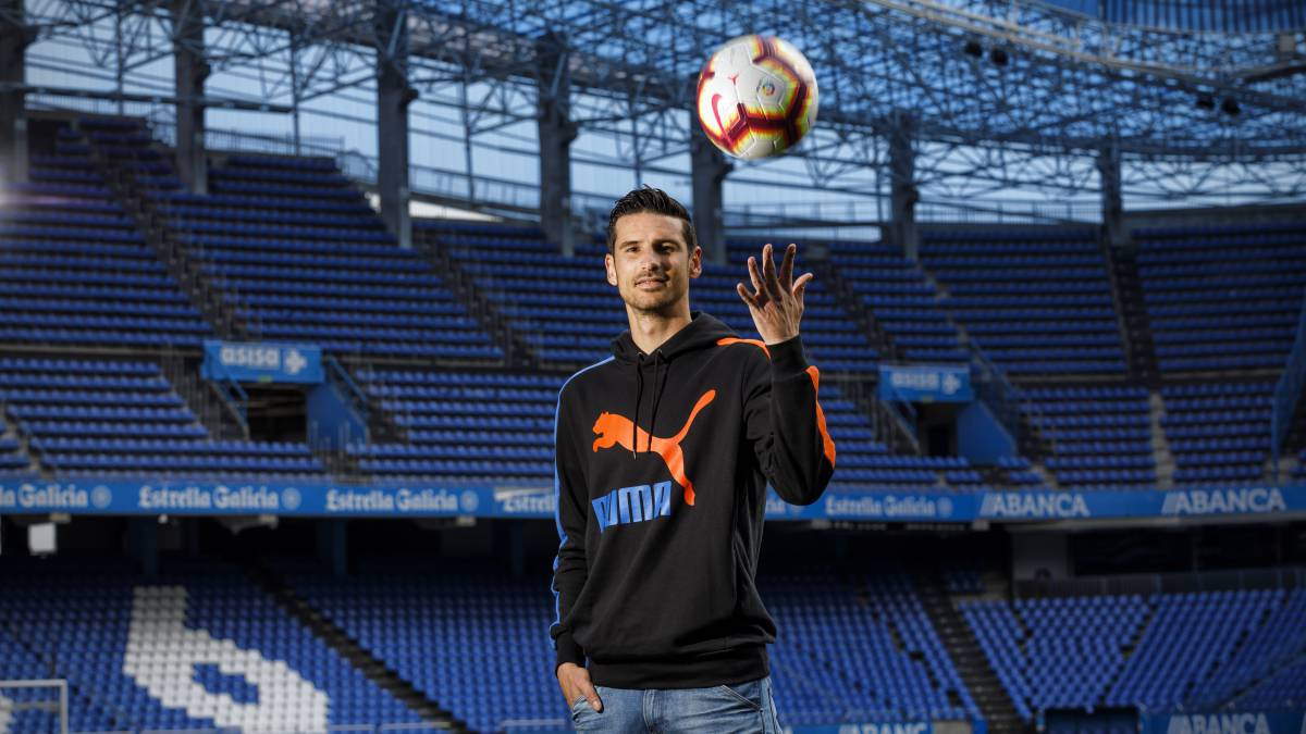 Vicente Gómez posa en Riazor para el Diario AS