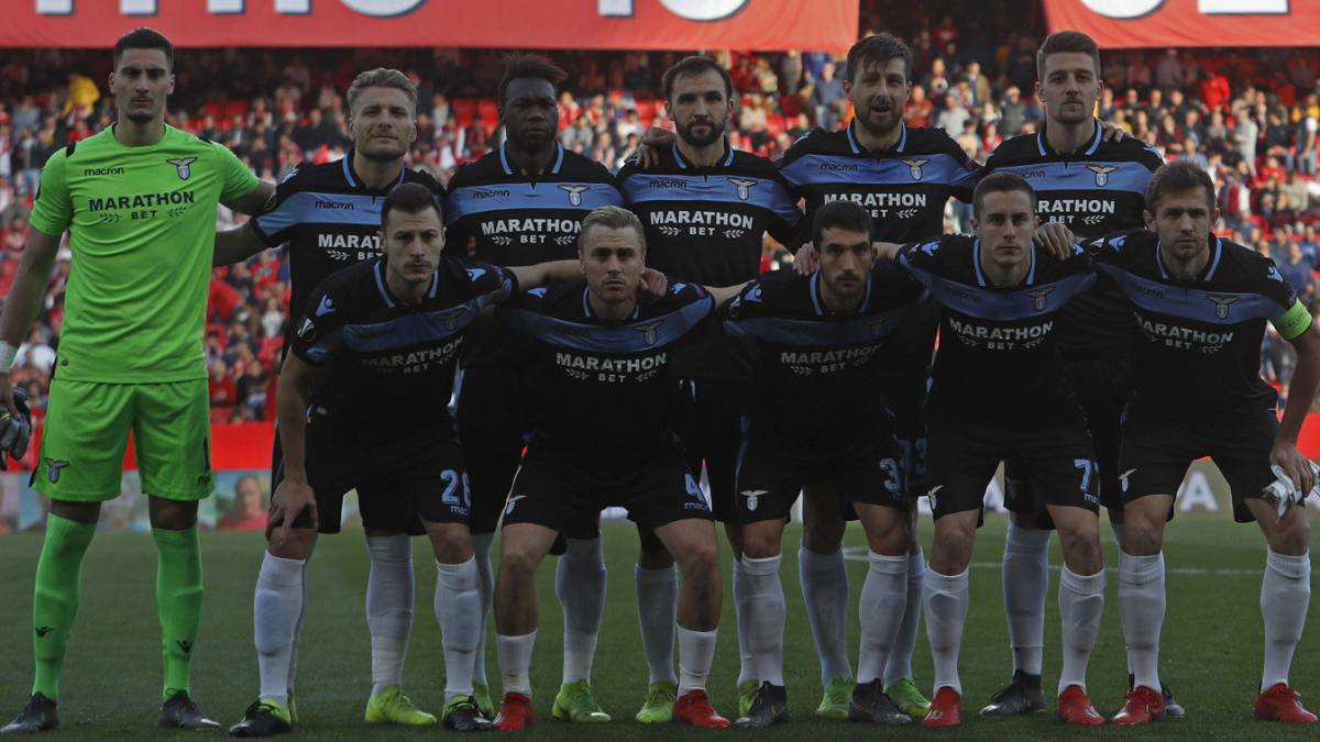 El equipo del Lazio posa en el Pizjuán