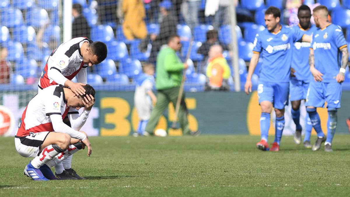 Álvaro consuela a Álex Moreno, tras la derrota (2-1) en el Coliseum.