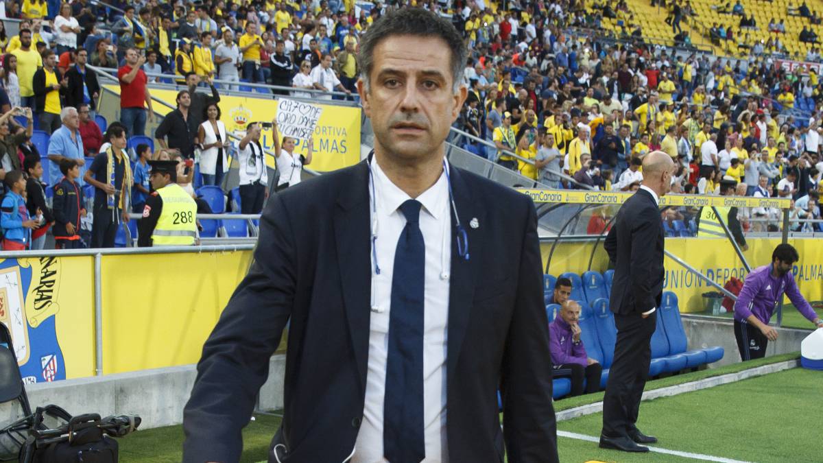 Javier García Coll ejerciendo las funciones de delegado del Real Madrid en un partido de Liga en Las Palmas en septiembre de 2016.