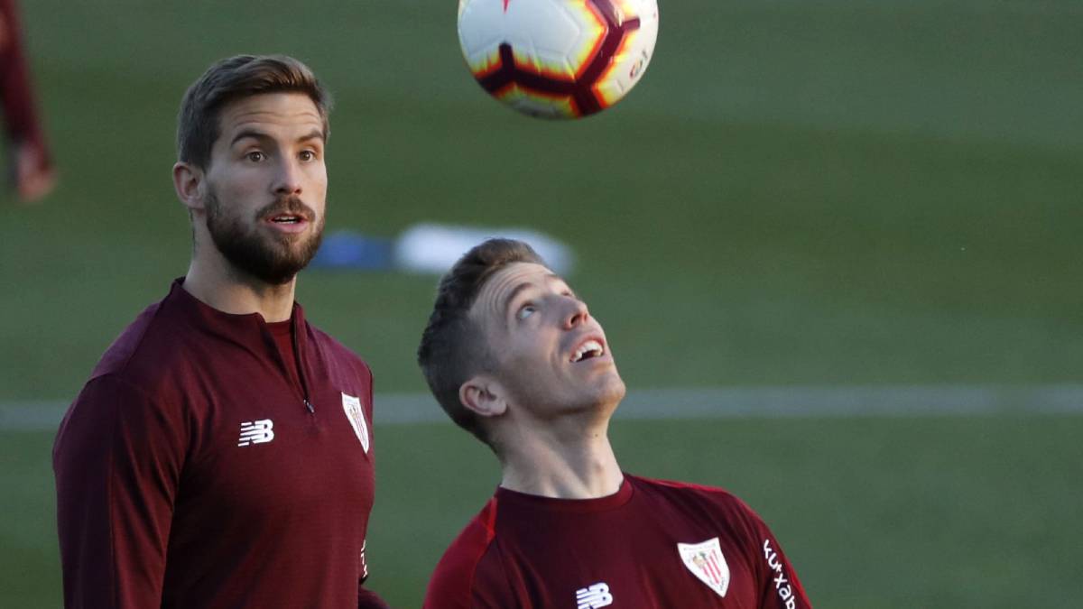 Aduriz y Lekue tocan balón