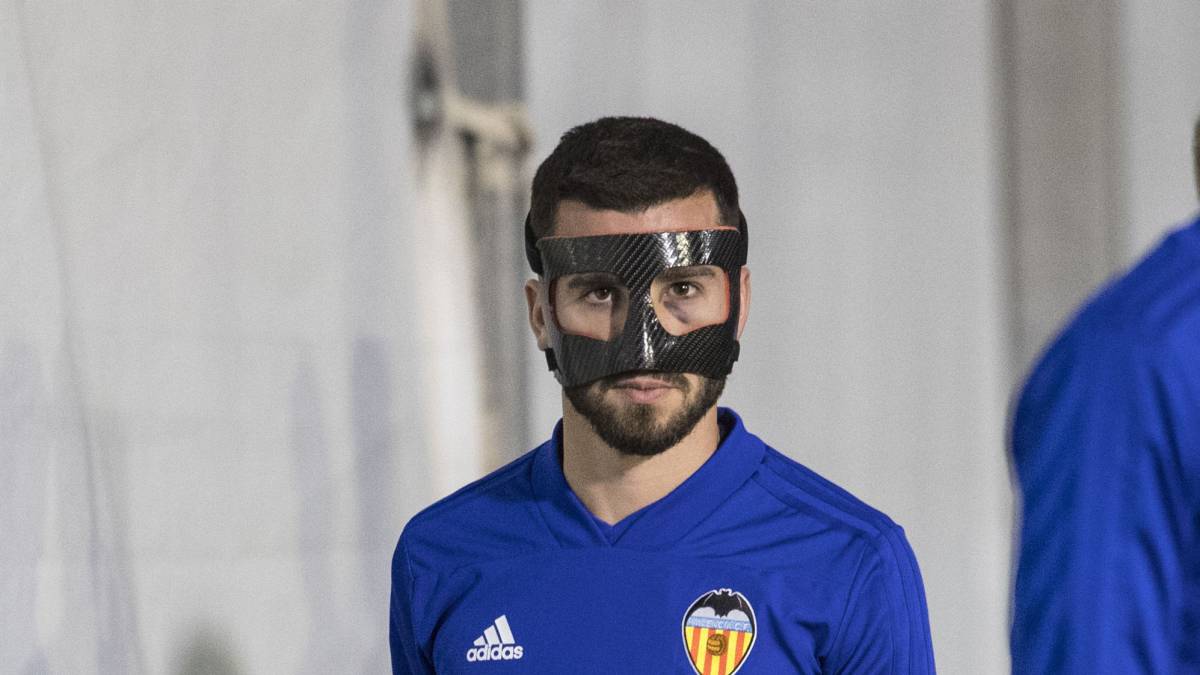 Gayà se entrenó con la máscara con la que jugará ante el Betis