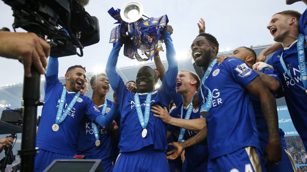 El jugador francés del Chelsea, N´Golo Kanté, levantando la Premier League con el Leicester City.