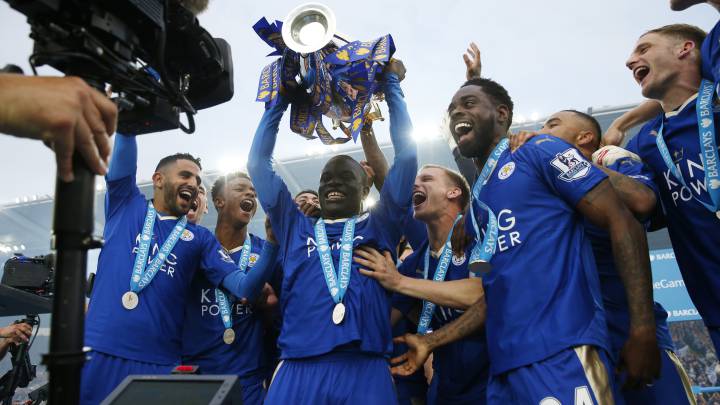 El jugador francés del Chelsea, N´Golo Kanté, levantando la Premier League con el Leicester City.