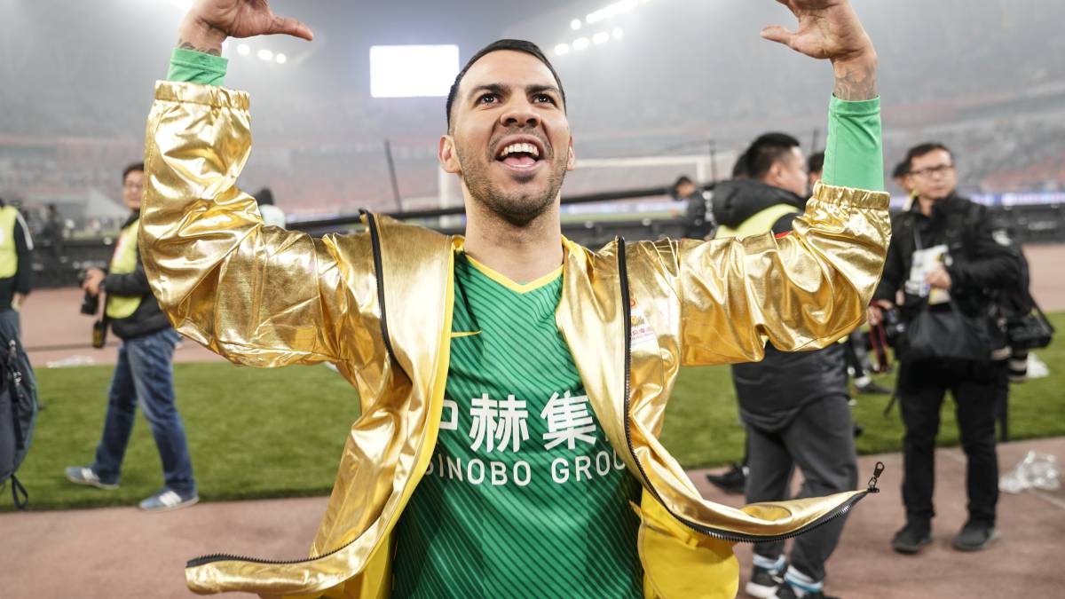 Jonathan Viera, del Beijing Guoan, saluda a la afición en la pasada temporada de la Superliga china.